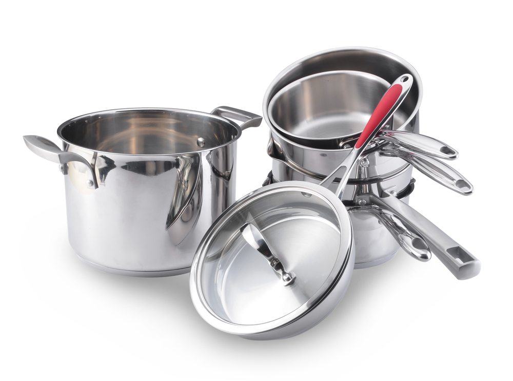 Pfannen-stappeln-sevenke-Shutterstock.com