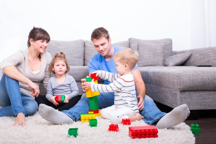 Sofa Wer Kinder hat, sollte beim Sofa besonders auf den Bezug Acht geben. (Bild: © drubig-photo - Fotolia.com)