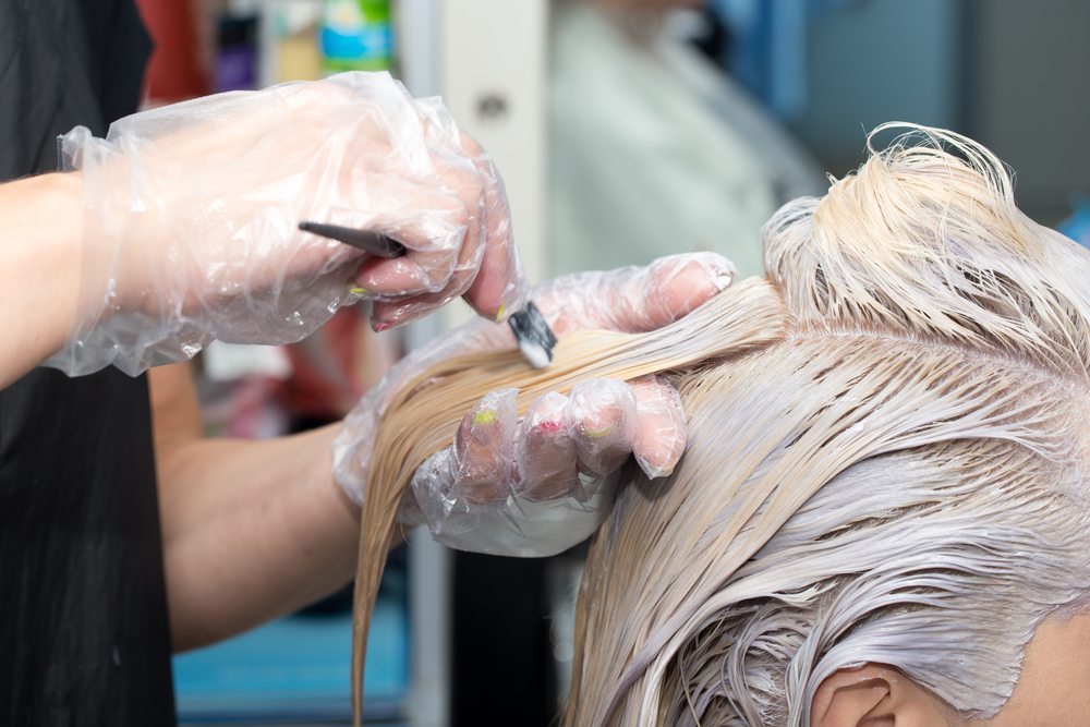 Um ein optimales Ergebnis zu erzielen, lassen Sie sich von einem Friseur Ihres Vertrauens beraten. (Bild: Schankz / Shutterstock.com)