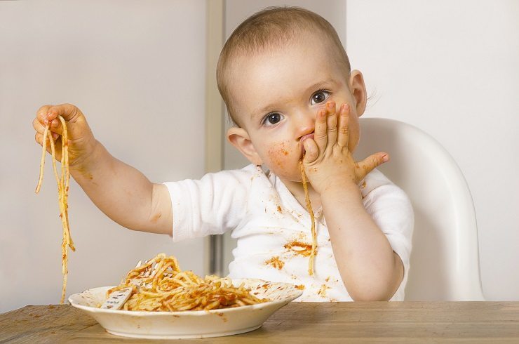 Lätzli Mit dem Lätzli wird die Kleidung Ihres Babys vor unschönen Flecken geschützt. (Bild: © Coffee&IceCream - fotolia.com)