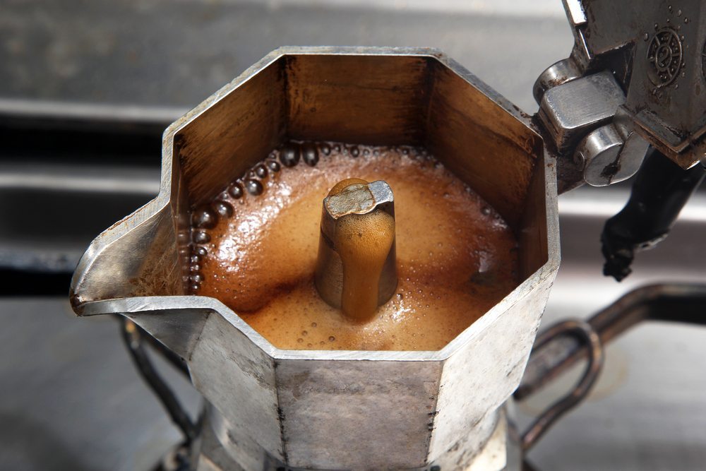 Typisch italienischer Kaffee, der stark und heiss ist, wird einfach und praktisch in einer Caffetiera Napoletana oder einer Mokka zubereitet. (Bild: MattiaATH / Shutterstock.com)