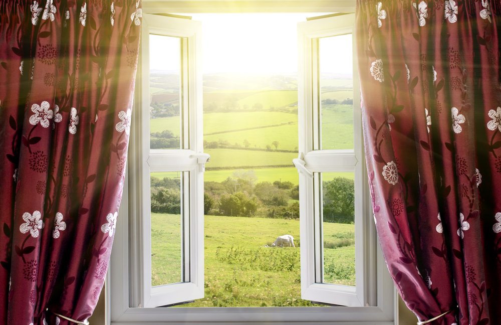 Sonnenschutz zwischen den Fenstergläsern. (Bild: Simon Bratt / Shutterstock.com)