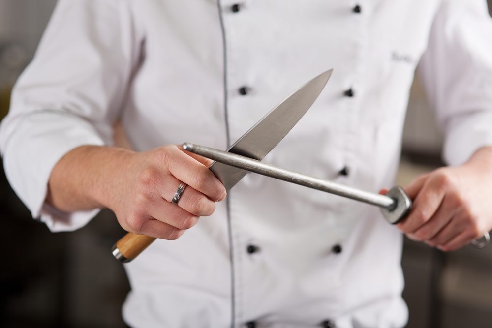Die richtige Schärfe der Küchenmesser ist gewährleistet, wenn diese regelmässig gut gepflegt werden. (Bild: Racorn / Shutterstock.com)