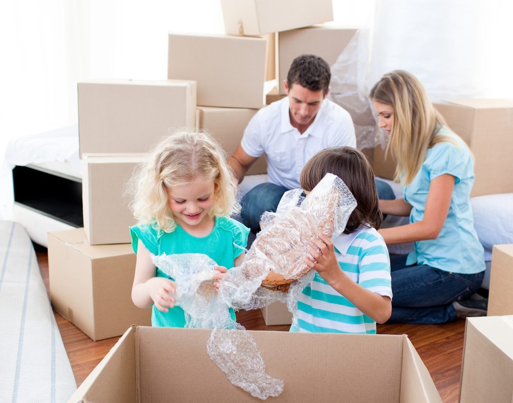 umziehen Umziehen mit schulpflichtigen Kindern bedeutet, die Schule rechtzeitig zu informieren. (Bild: © wavebreakmedia - shutterstock.com)