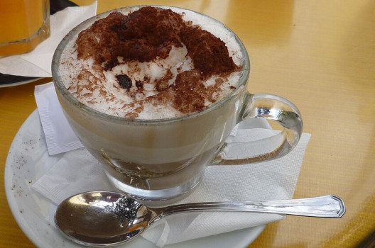 Milchschaum krönt den Latte Macchiato, die heisse Schokolade oder den Lumumba. (Bild: Rosa-Maria Rinkl. Wikimedia, CC)