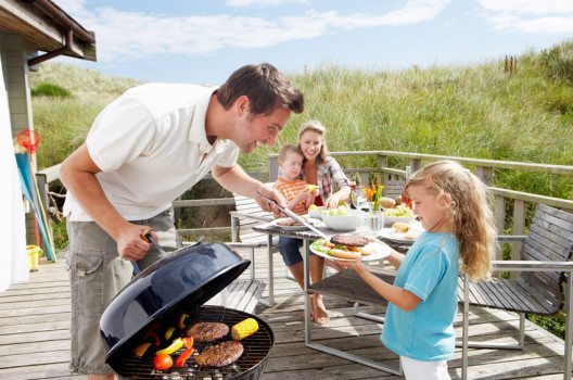 Der Trend zur gesunden Ernährung macht auch vor der Grillparty nicht halt. (Bild: oliveromg / Shutterstock.com)