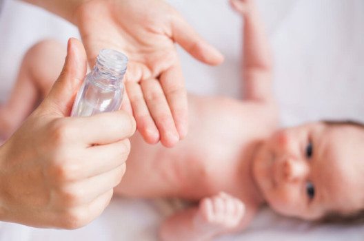 Die nährenden und pflegenden Inhaltsstoffe im Babyöl sind gut für Haut, Haare und Nägel in jedem Alter. (Bild: Pavel Ilyukhin / Shutterstock.com)