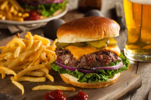 Der klassische Burger sollte auf Ihrem Buffet keinesfalls fehlen. (Bild: Brent Hofacker – fotolia.com)