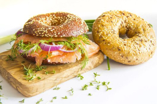Bagel gibt es mit vielfältigen Kreationen belegt überall in den USA. (Bild: thommy1973 – fotolia.com)