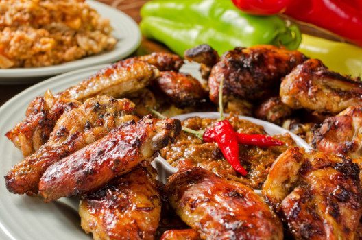 Chicken Wings sind ideales Fingerfood für Ihr amerikanisches Buffet. (Bild: fudio – shutterstock.com)