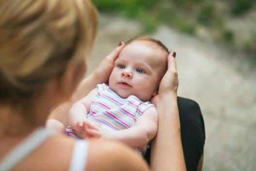 Am hormonell begründeten Stimmungseintrübung vor oder nach einer Geburt leiden die meisten Mütter. (Bild: © balenopix - shutterstock.com)