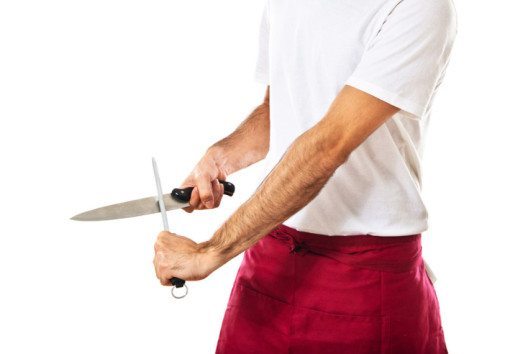 Der Wetzstahl ist ein Messerschleifgerät mit einem Schleifstab aus Edelstahl. (Bild: Luis Molinero – shutterstock.com)