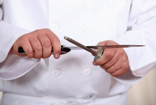 Profiköche investieren viel Zeit und Aufwand in das Schleifen und Pflegen ihrer Messer. (Bild: auremar – shutterstock.com)