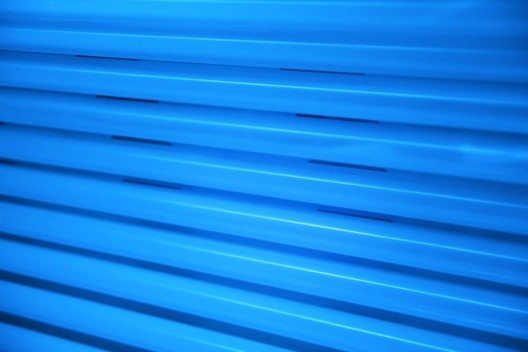 UV-Lichttherapiegeräte werden zur Behandlung von Hautkrankheiten eingesetzt. (Bild: © photopixel - shutterstock.com)
