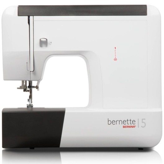 Kleine, handliche Einsteigermaschine mit erweiterten Möglichkeiten: bernette15 von Bernina. (Bild: berninazug.ch)