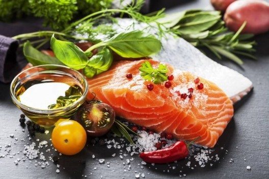 Lachs ist gehaltvoll und darf gerne mit kräftigen Aromen kombiniert werden. (Bild: © Natalia Klenova - fotolia.com)