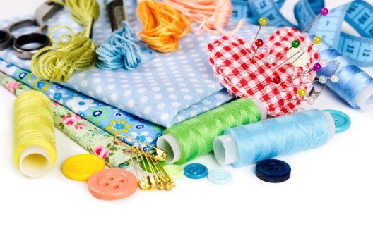Im Nähkurs lernt man den Umgang mit verschiedenen textilen Stoffen. (Bild: © Nataliia Pyzhova - shutterstock.com)