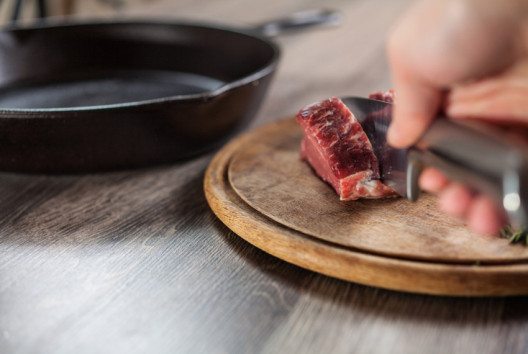 Am besten kauft ihr das Fleisch am Stück und schneidet es daheim selbst in Scheiben. (Bild: Oleksandr Briagin / Shutterstock.com)