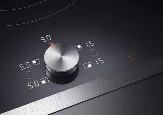 Die Bedienung der neuen Flex-Induktionskochfelder von Gaggenau erfolgt über ein innovatives Anzeigenkonzept in Weiss und Orange in Kombination mit einem abnehmbaren Twist-Pad.