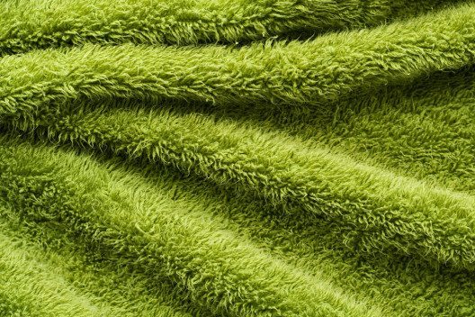 Frotteestoff wird besonders wegen seiner Saugfähigkeit und weichen Haptik geschätzt. (Bild: foto76 – Shutterstock.com)