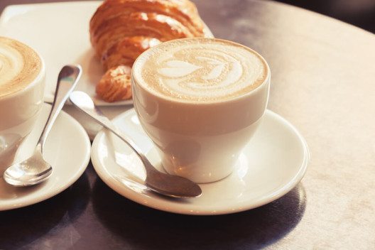 Der klassische Cappuccino gehört zu den beliebtesten Kaffeespezialitäten. (Bild: © Eugene Sergeev - shutterstock.com)