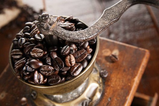 Bei der Zubereitung von Kaffee fehlt es in der Regel an grundlegenden Kenntnissen. (Bild: © Irene van der Meijs - shutterstock.com)