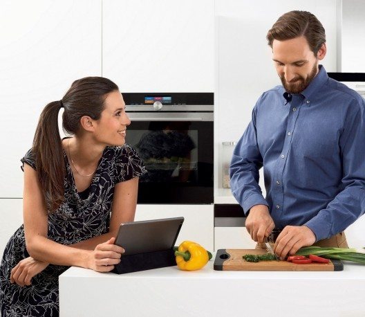 Der moderne Backofen teilt mit Hilfe einer App z. B. den optimalen Garzeitpunkt für Braten, Kuchen und Co. mit.