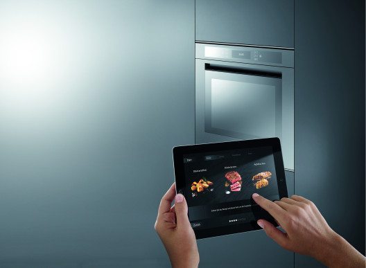 Die Rezeptsuche erfolgt über die App. Die notwendigen Einstellungen für die Zubereitung lassen sich direkt an das Gerät übertragen.