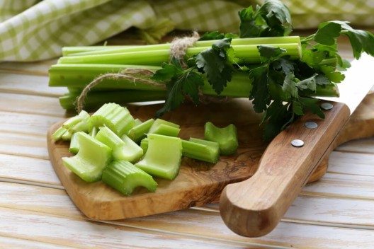 Je kleiner man Sellerie schneidet, desto intensiver schmeckt er. (Bild: © Dream79 - shutterstock.com)