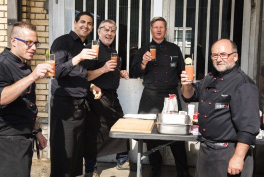 Die rund 35 Journalisten und Businesspartner wurden von den Weber-Grillmeistern verwöhnt. (Bild: Weber-Stephen Schweiz GmbH)