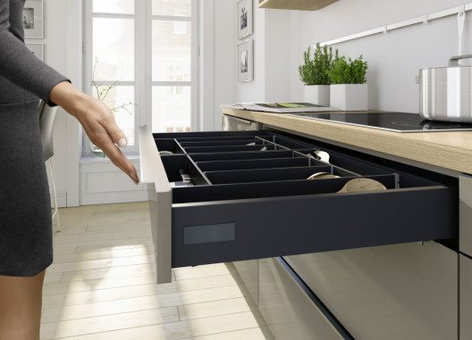 Hochwertig, formschön & individualisierbar: Design-Schubkastensystem mit hoher Belastbarkeit (bis zu 50 kg), Dämpfung und einer flexiblen Innenausstattung. (Bild: © AMK)