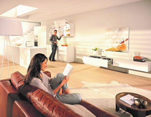 „Must have“ für viele – eine grifflose Wohnküche mit innovativer Bewegungstechnologie, z.B. elektrisch für Klappen, Schubkästen und Auszüge. (Bild: © AMK)