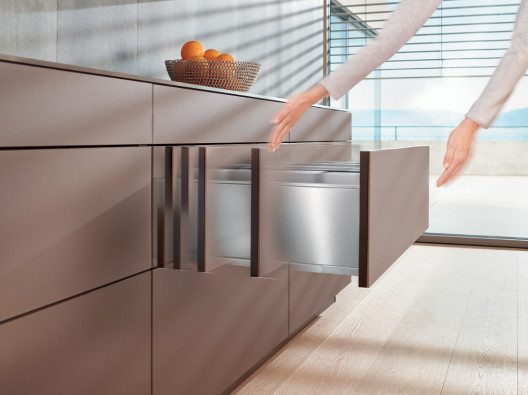 Dieses elegante Schubkastensystem vereint das angenehm-praktische Öffnen durch kurzes Antippen mit einem sanften und leisen Schliessvorgang. (Bild: © AMK)