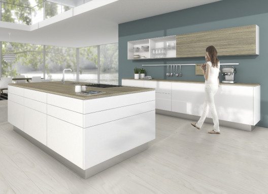 Trend Schiebetüren: Sie sind gestalterisch vielseitig einsetzbar und ermöglichen mit ihren leichtgängigen, geräuscharmen Bewegungsabläufen einen barrierefreien und sicheren Zugriff auf den Schrankinhalt. (Bild: © AMK)