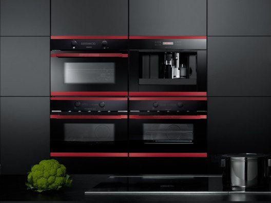 Professionell ausgestattet, auch für grosse Partys – z. B. mit Kompakt-Einbaugeräten in einem durchgängigen Design (Bild: © AMK)