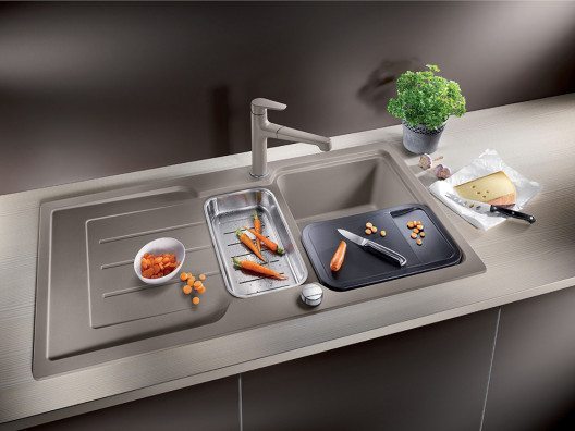 Frühzeitig planen bedeutet, sich u. a. auch über Grösse, Funktion, innovatives Zubehör, Material- und Farbwahl des neuen Spülcenters Gedanken zu machen. (Bild: © AMK)