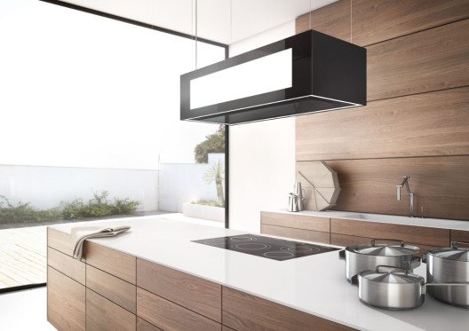 Entspannt Kochen bei einem angenehmen Raumklima, dafür sorgt diese Deckenlifthaube mit der Möglichkeit, flexibel zwischen Umluft- und Ab-luftbetrieb zu wechseln. (Bild: © AMK)