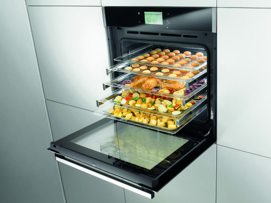 Dampfgarer & vollwertiger Backofen in einem Gerät mit vielen Automatikprogrammen und Profi-Betriebsarten (Bild: © AMK)