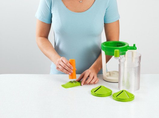 1. Gemüse oder Früchte aufstecken. (Bild: Betty Bossi)