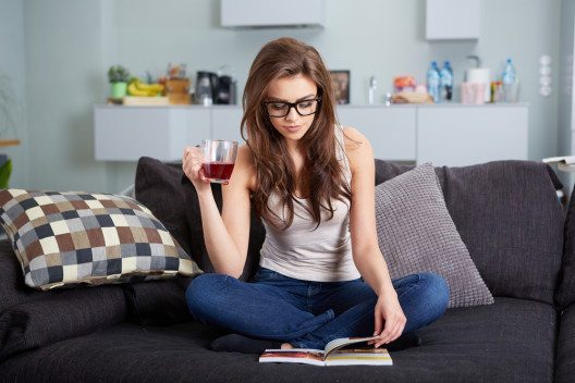 Gemütlich ein Buch lesen (Bild: © 2M media - shutterstock.com)