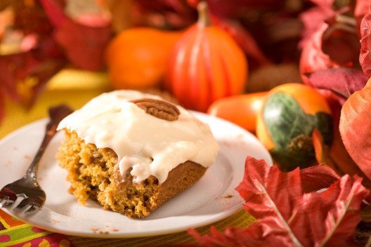 Kürbis-Kuchen mit Zuckerguss (Bild: © Daniel Padavona - shutterstock.com)