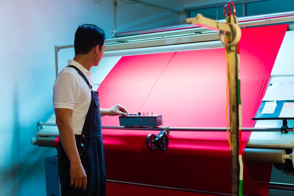 Unter Textilveredlung oder Ausrüstung versteht man die Gesamtheit der chemischen oder physikalischen Bearbeitungsprozesse, durch die textile Rohwaren gebrauchsfertig gemacht werden. (Bild: © Kzenon - shutterstock.com)