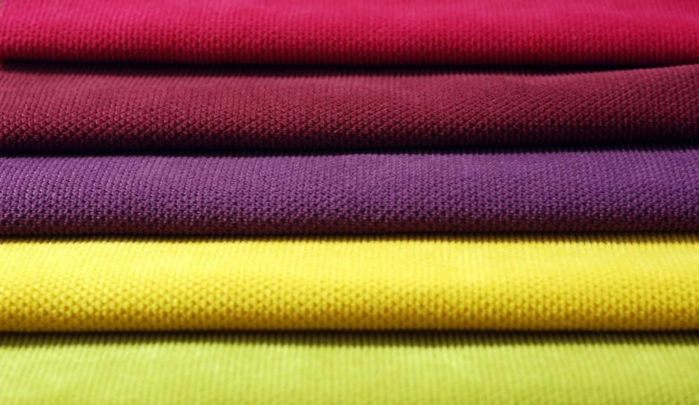 Chenille ist ein samtartig wirkendes Gewebe, dessen Schuss aus einem speziellen Garn (Chenillegarn) besteht. (Bild: © Anna Aybetova - shutterstock.com)