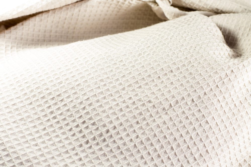 Gewebe in Waffelbindung weisen eine quadratische, nach Ober- und Unterseite plastische Musterung auf, die dem Waffelgebäck ähnlich sieht. (Bild: © Nemika_Polted - shutterstock.com)