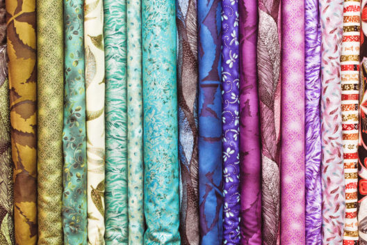 Schöne Stoffe online bestellen (Bild: Tom Gowanlock - shutterstock.com)