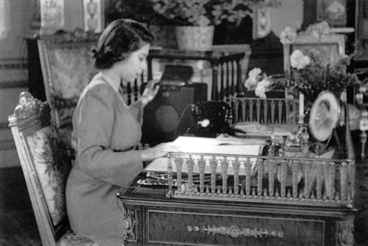 Ein Standbild aus dem Film „Heir to the Throne“. Prinzessin Elisabeth schaltet ihr tragbares Roberts Radio am 21. April 1944 ein und hört eine Nachricht darüber, wie sie ihren 18. Geburtstag verbringt.