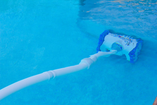Für die Poolreinigung stehen verschiedene Saugervarianten zur Verfügung. (Bild: John T Takai - shutterstock.com)
