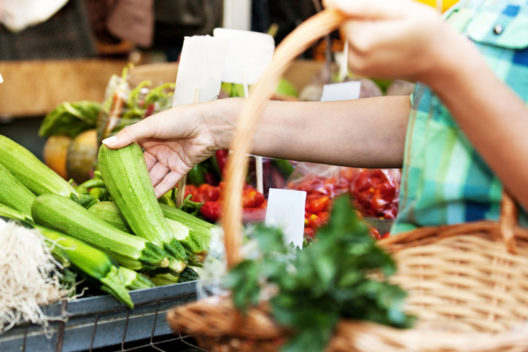 Wer bewusst einkauft, kann Müll vermeiden. (Bild: © istock.com / grki)
