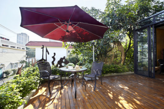 Gut geschützt vor der Sonne auf dem Balkon und im Garten (Bild: LI CHAOSHU - shutterstock.com)