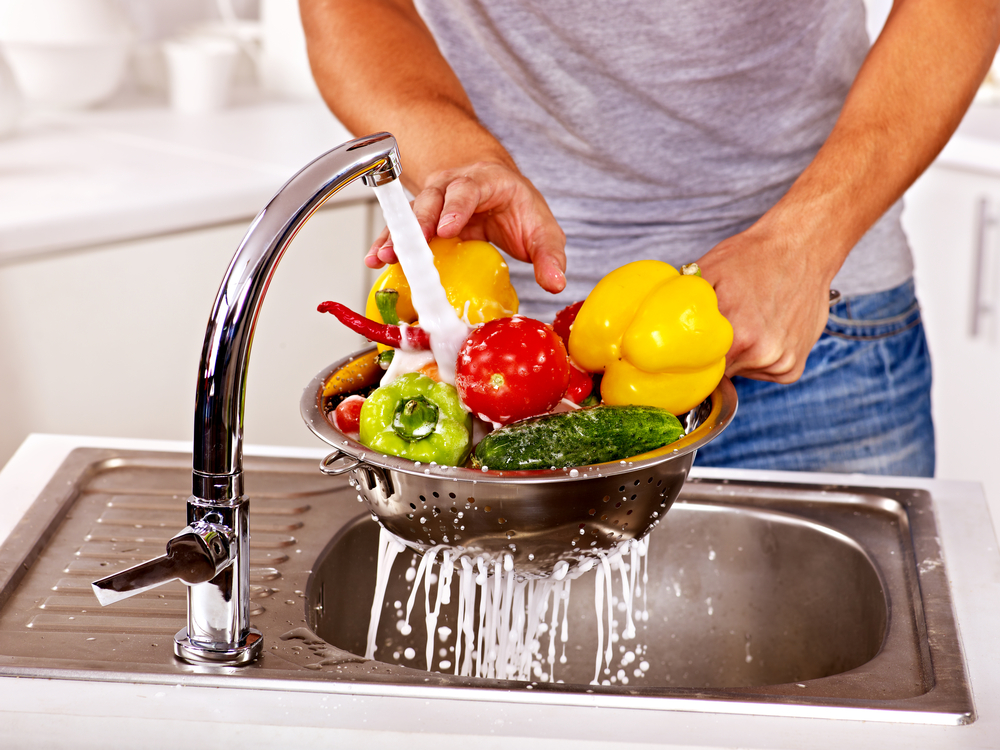 Rückstände von Obst und Gemüse entfernen. (Bild: Poznyakov -shutterstock)